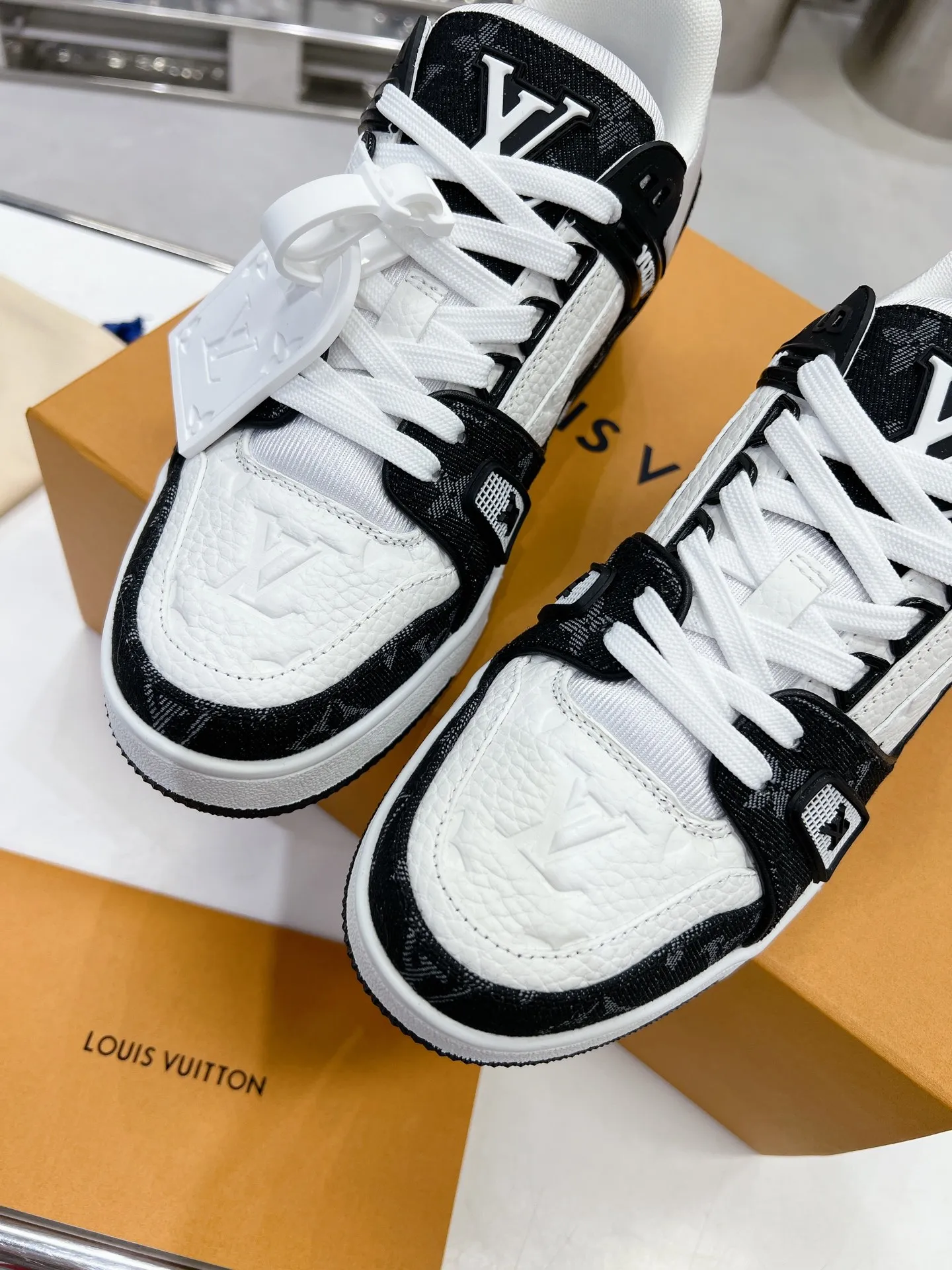 👟👟Ex-factory price 840👟👟 Women's Shoes Factory LV top version 2023 new model Purchasing quality LV~Louis Vuitton Lv TRAINER's best-looking sneakers, Donkey Brand strongly promotes new products, official website limited edition retro basketball sneakers! Both high-cut and low-cut products cost money to purchase an accurate 1:1 replica of the original version. The details are invincible and full of sincerity. The imported and customized original cowhide leather is the same as the original version. The details are 100% restored. The private model customizes the original one-piece T👟👟 ex-factory price U outsole. It is different from other brands. Without the original version, this effect cannot be achieved!    Men's and women's models 35-40 39-45 (45 and 46 are customized and cannot be returned or exchanged)